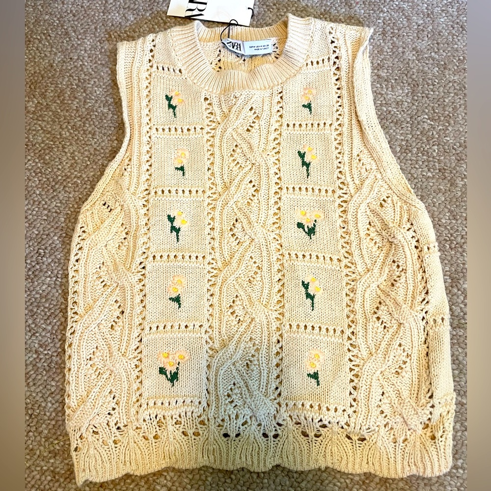 NWT Zara flower sleeveless sweater